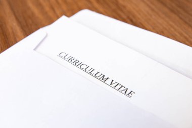 Bir zarf içinde müfredat vitae; vurriculum vitae gönder ve al