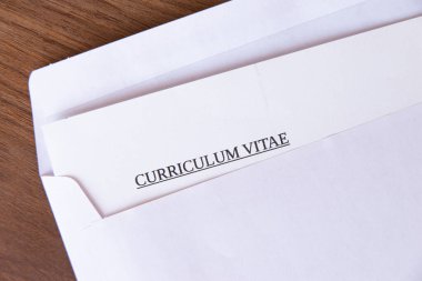 Bir zarf içinde müfredat vitae; vurriculum vitae gönder ve al