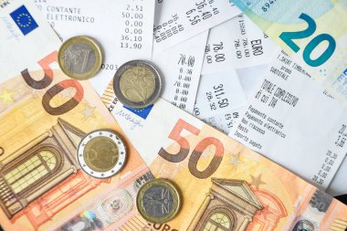 Faturalar, notlar ve paralar; günlük giderlerin ödenmesi.