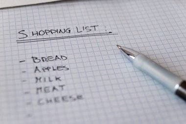 Alışveriş listesi, kare kağıt üzerine yazılmış.