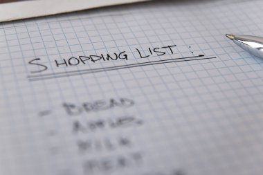 Alışveriş listesi, kare kağıt üzerine yazılmış.