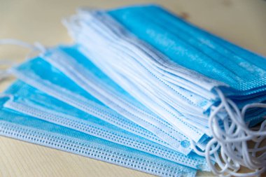 Ahşap yüzeyde mavi cerrahi maskeler