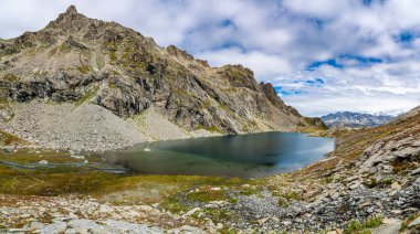 Lunghin Gölü 'nün Panorama' sı ve İsviçre 'nin Engadine kentindeki dağların çevresi.