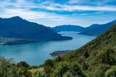 Como Gölü, Trezzone, Como 'da çekilmiş, köyler ve dağlarla çevrili.