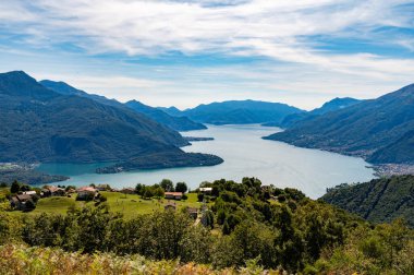Como Gölü, Trobbio 'da çekildi, Vercana' nın bir köyü, köyler ve dağlarla çevrili..
