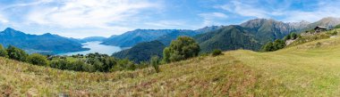Como Gölü, Trobbio 'da çekildi, Vercana' nın bir köyü, köyler ve dağlarla çevrili..