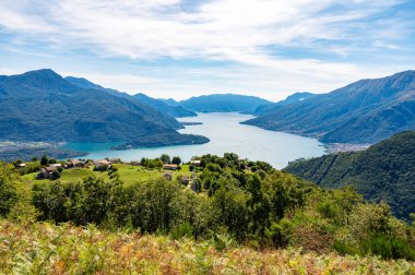 Como Gölü, Trobbio 'da çekildi, Vercana' nın bir köyü, köyler ve dağlarla çevrili..