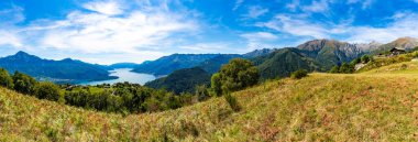 Como Gölü, Trobbio 'da çekildi, Vercana' nın bir köyü, köyler ve dağlarla çevrili..