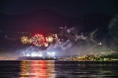 Isola Comacina 'da havai fişek gösterisi, Como Gölü, San Giovanni Havai fişekler.