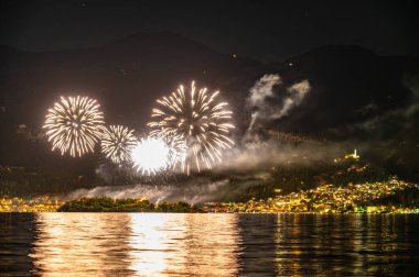 Isola Comacina 'da havai fişek gösterisi, Como Gölü, San Giovanni Havai fişekler.