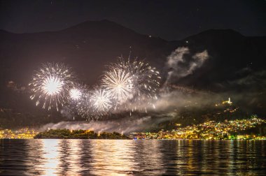 Isola Comacina 'da havai fişek gösterisi, Como Gölü, San Giovanni Havai fişekler.