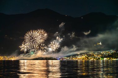 Isola Comacina 'da havai fişek gösterisi, Como Gölü, San Giovanni Havai fişekler.