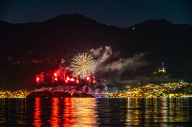 Isola Comacina 'da havai fişek gösterisi, Como Gölü, San Giovanni Havai fişekler.