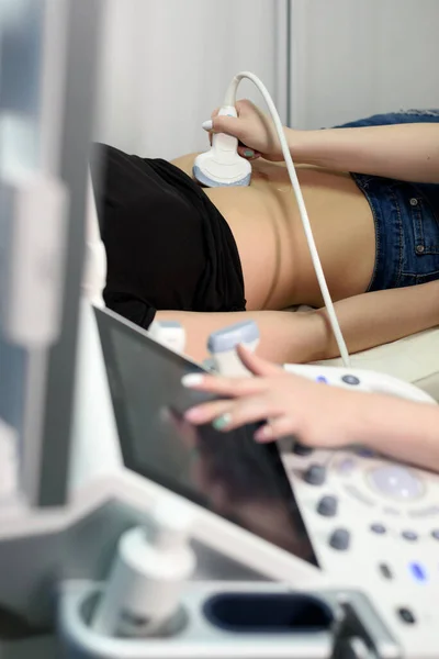 Doctor Conducts Ultrasound Examination Abdominal Organs Female Patient Modern Clinic — Foto Stock