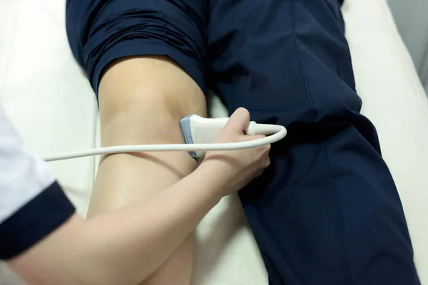Doktor Provádějící Ultrazvukové Vyšetření Kolene Pacienta Klinice Detailní Záběr Ruky — Stock fotografie