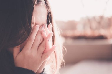 Asyalı kadın yalnız ve depresyonda, yorgun genç kadın portresi, depresyon