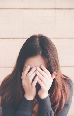 Asyalı kadın yalnız ve depresif oturuyor, aile içi şiddeti, sağlık endişesini, insanların hayal kırıklığını, bitkinliği, bitkinliği,