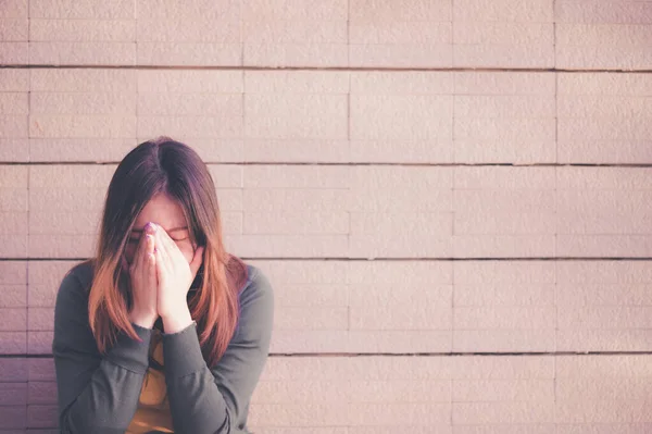 Mujer Asiática Sentada Sola Deprimida Retrato Una Joven Cansada Depresión Imagen De Stock