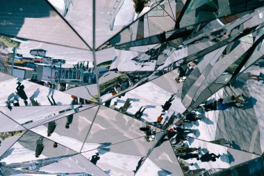 Japonya 'daki zihin büken aynalı giriş.