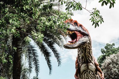 Doğaya karşı ağaç dalları olan bir dinozor. .