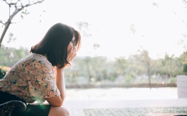 Asyalı kadın yalnız ve bunalımda, aile içi şiddeti ve sağlık endişesini bırak..