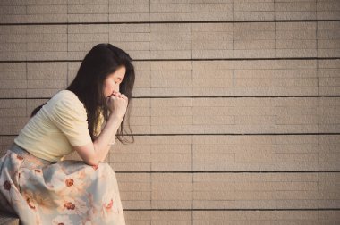 Asyalı kadın yalnız ve bunalımda, aile içi şiddeti ve sağlık endişesini bırak..