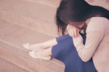 Asyalı kadın yalnız ve bunalımda, yorgun genç bir kadının portresi. Depresyon