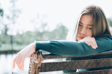 Asyalı kadın yalnız ve bunalımda, yorgun genç bir kadının portresi. Depresyon