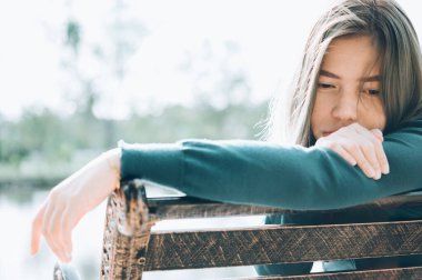Asyalı kadın yalnız ve bunalımda, yorgun genç bir kadının portresi. Depresyon