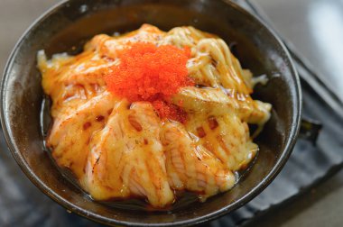 Foie Gras 'lı somon balığı Japon Groumet mutfağı.