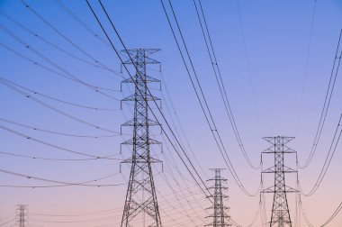 Yüksek voltaj postası. Yüksek voltajlı gökyüzü arka planı..