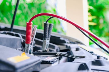 Yedek kablolar, şarj olmuş bataryalar, şarj edilmiş araba aküleri, elektrik akü kabloları.