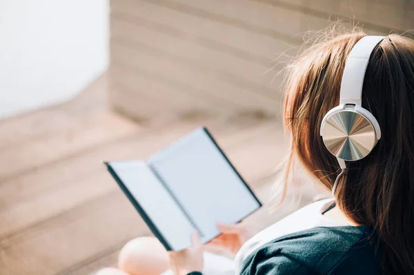 Donna Sorridente Negli Occhiali Leggere Libro Ascoltare Musica Con Cuffie — Foto Stock