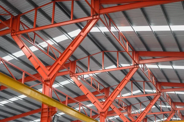 Endüstriyel fabrikada çatı çelik kiriş yapısı, bir hafif blub ile fabrika tavanı