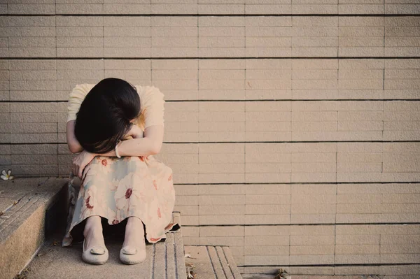 Азиатка Сидящая Одна Подавленная Прекращает Злоупотреблять Домашним Насилием Тревогой Здоровье Стоковое Фото