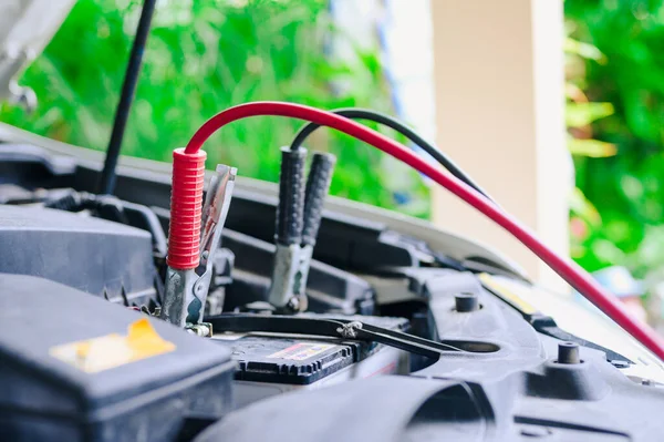 Los Cables Refuerzo Batería Descargada Carga Batería Del Coche Con Imagen De Stock