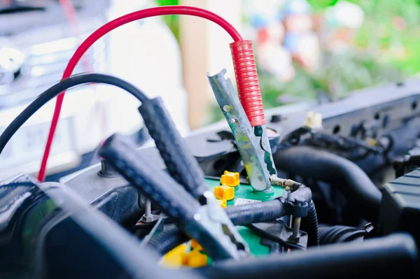 Los Cables Refuerzo Batería Descargada Carga Batería Del Coche Con Imagen De Stock