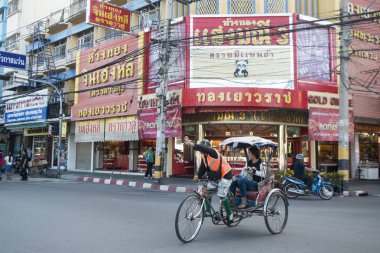 Khorat, Tayland, Kasım 2017 yaklaşık: Bisiklet ricksha şehir merkezinde yolda.