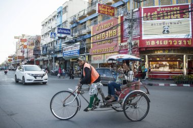 Khorat, Tayland, Kasım 2017 yaklaşık: Bisiklet ricksha şehir merkezinde yolda.