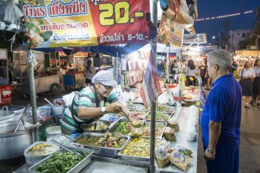 Khorat, Tayland, Kasım 2017 yaklaşık: streetfood gece pazarı eski şehirde.