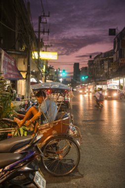 Khorat, Tayland, Kasım 2017 yaklaşık: Bisiklet ricksha şehir merkezinde yolda.