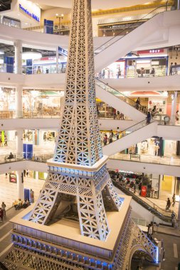 Khorat, Tayland, Kasım 2017 yaklaşık: Eyfel Kulesi taklit alışveriş merkezi Terminal 21.