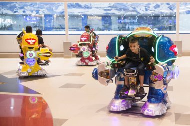 Khorat, Tayland, Kasım 2017 yaklaşık: Nakhon Ratchasima Isan içinde veya alışveriş merkezi Terminal 21 City Khorat robot ve çocuk oyun yere.