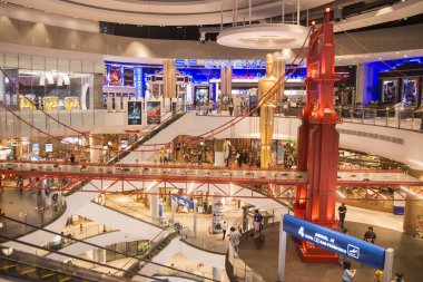 Khorat, Tayland, Kasım 2017 yaklaşık: golden gate Köprüsü ve sf sinema taklit oscar alışveriş merkezi Terminal 21 ile.