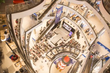 Khorat, Tayland, Kasım 2017 yaklaşık: dekore edilmiş ışık kulesi alışveriş merkezi Terminal 21 City Khorat veya Nakhon Ratchasima Isan içinde.