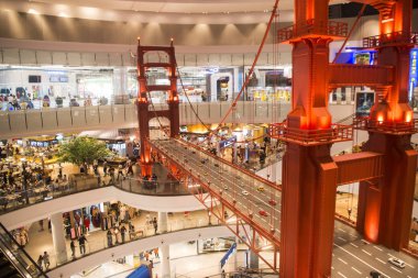 Khorat, Tayland, Kasım 2017 yaklaşık: golden gate Köprüsü ve sf sinema taklit oscar alışveriş merkezi Terminal 21 ile.