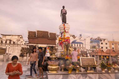 Khorat, Tayland, Kasım 2017 yaklaşık: Thao Suranari tapınak ve anıt Khorat veya Nakhon Ratchasima Isan içinde şehir merkezinde.
