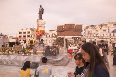 Khorat, Tayland, Kasım 2017 yaklaşık: Thao Suranari tapınak ve anıt Khorat veya Nakhon Ratchasima Isan içinde şehir merkezinde.