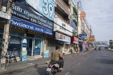 Khorat, Tayland, Kasım 2017 yaklaşık: yol Khorat veya Nakhon Ratchasima Isan içinde şehir merkezinde.