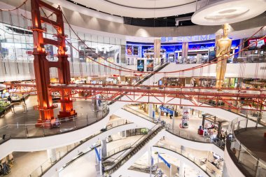 Khorat, Tayland, Kasım 2017 yaklaşık: golden gate Köprüsü ve sf sinema taklit oscar alışveriş merkezi Terminal 21 ile.